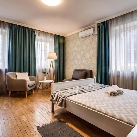 Apartamenty On Knyazya Romana Lviv Exteriör bild