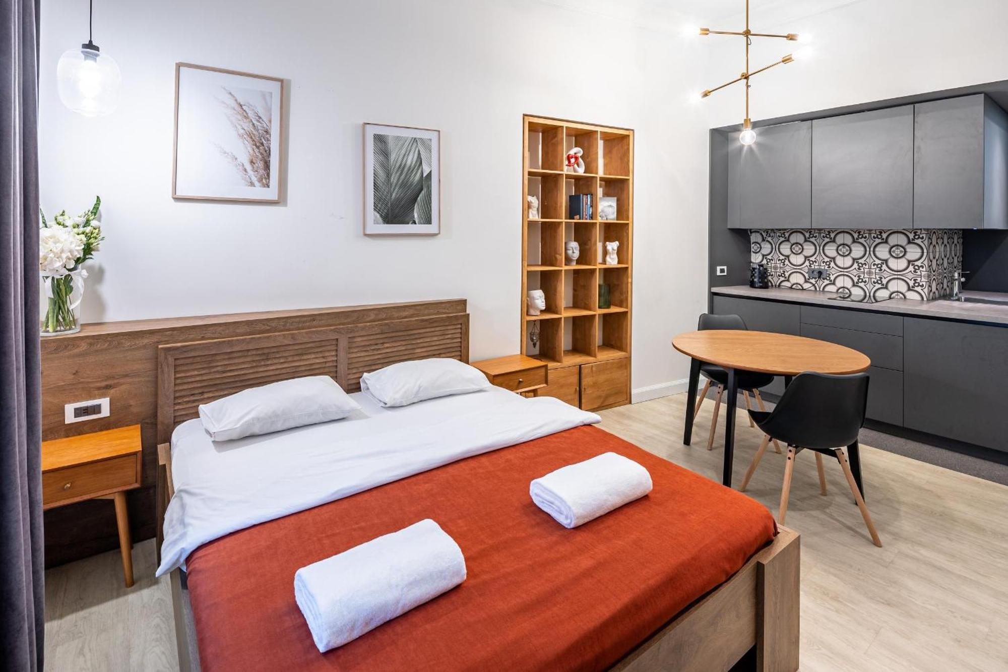 Apartamenty On Knyazya Romana Lviv Exteriör bild