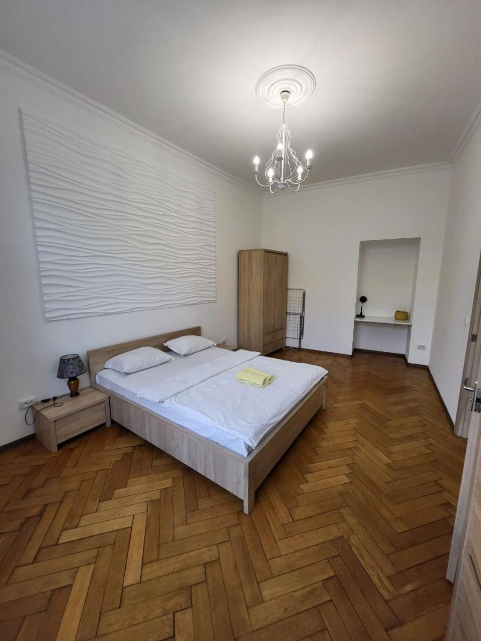 Apartamenty On Knyazya Romana Lviv Exteriör bild