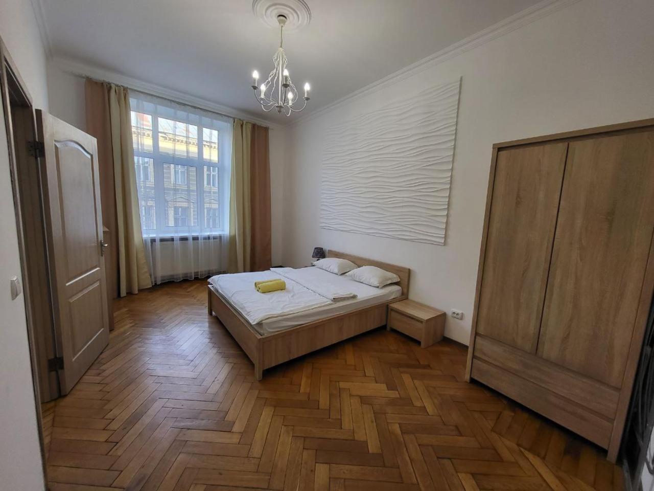 Apartamenty On Knyazya Romana Lviv Exteriör bild